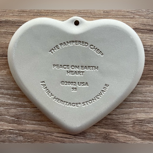 NIB The Pampered Chef PEACE ON EARTH Stoneware Cookie Mold Box & Recipe Booklet - Picture 2 of 5